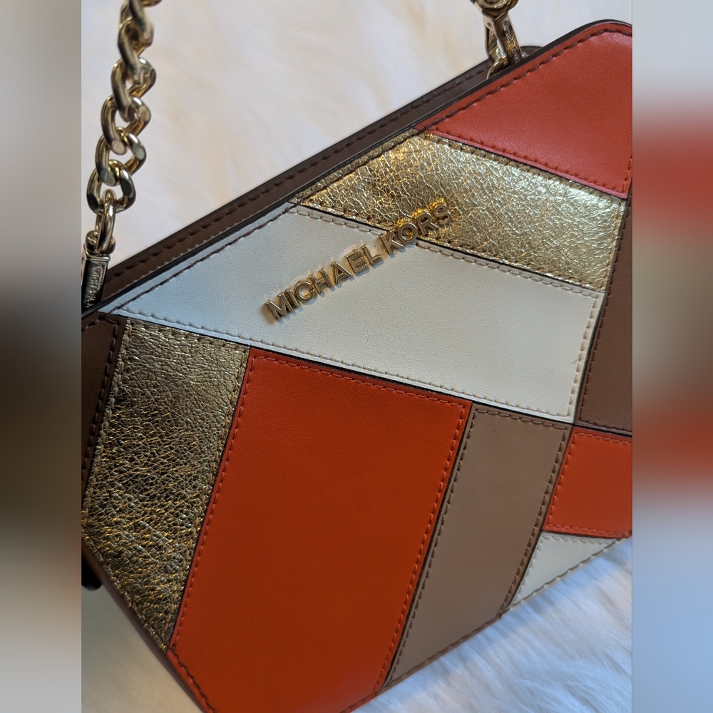 Beautiful Michael Kors crossbody purse. - Picture 5 of 16
